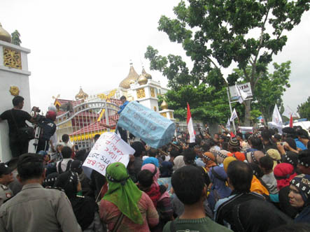 Desak Cabut SK Pencadangan TNI AU, Ribuan Massa Demo Dobrak Pagar Kantor Gubri